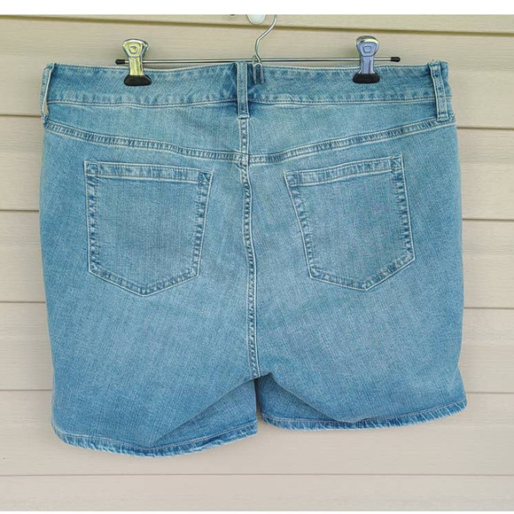 Torrid Mid-Rise Midi‎ Shorts Vintage Stretch Light Wash Size 16 - Picture 2 of 6